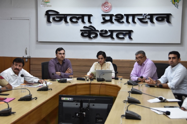 लघु सचिवालय के सभागार में बाढ़ बचाव प्रबंधाें के तहत अधिकारियाें की बैठक लेतीं डीसी अपराजिता