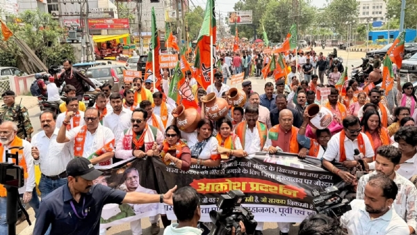 प्रदर्शन करते भाजपा नेता