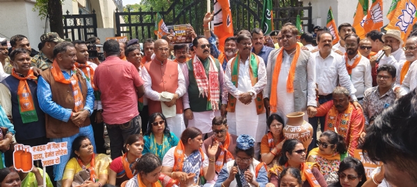 प्रदर्शन करते भाजपा नेता