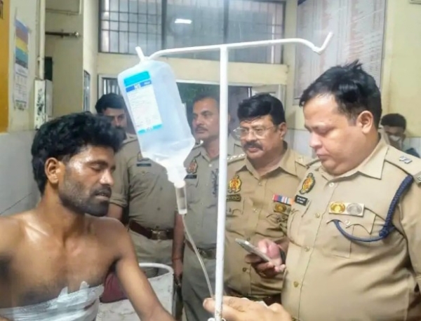सीएचसी नानपारा में घायल से जानकारी लेते एएसपी डी पी तिवारी
