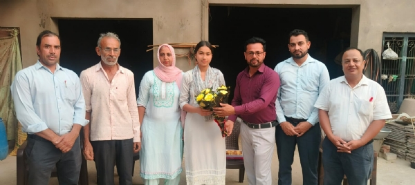 कला संकाय में 497 अंक लेकर प्रदेश में तीसरे स्थान पर ही मुस्कान को सम्मानित करते हुए प्रिंसिपल एवं अभिभावक।