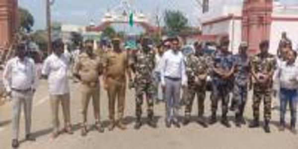 पकड़े गए नेपाली नागरिक के साथ मौजूद एसएसबी टीम