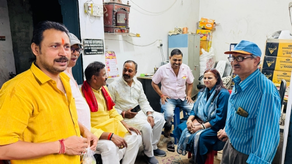 स्वच्छता अभियान को तेज करते हुए व्यापारियों के बीच पहुंचे प्रयागराज महापौर गणेश केसरवानी