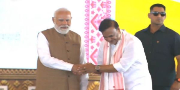 मुख्यमंत्री पद की शपथ लेंने के बाद प्रधानमंत्री नरेंद्र मोदी का अभिवादन स्वीकार करते हुए मुख्यमंत्री डॉ हिमंत बिस्व सरमा। मुख्यमंत्री पद की शपथ लेंने के बाद प्रधानमंत्री नरेंद्र मोदी का अभिवादन स्वीकार करते हुए मुख्यमंत्री डॉ हिमंत बिस्व सरमा।