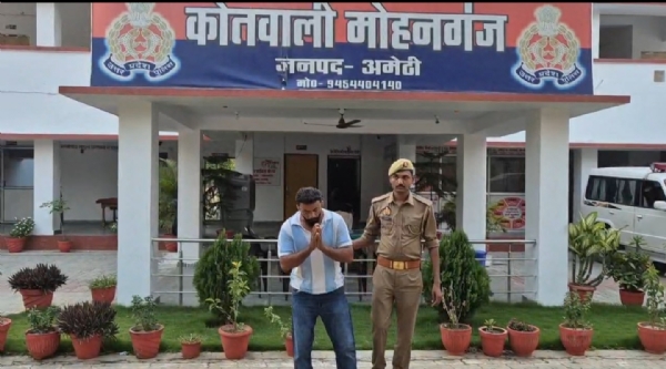 कोतवाली से निकलकर माफी मांगने का फोटो