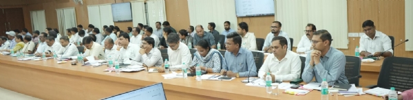 बैठक में उपस्थित अधिकारी एवं कर्मचारीका