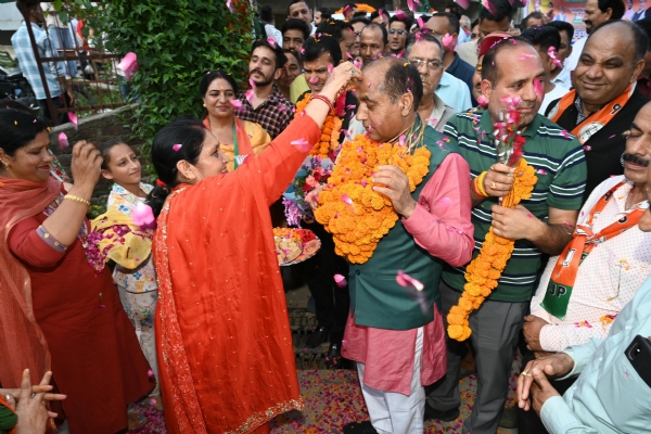 मंडी नगर निगम के चुनाव में प्रचार करते हुए।