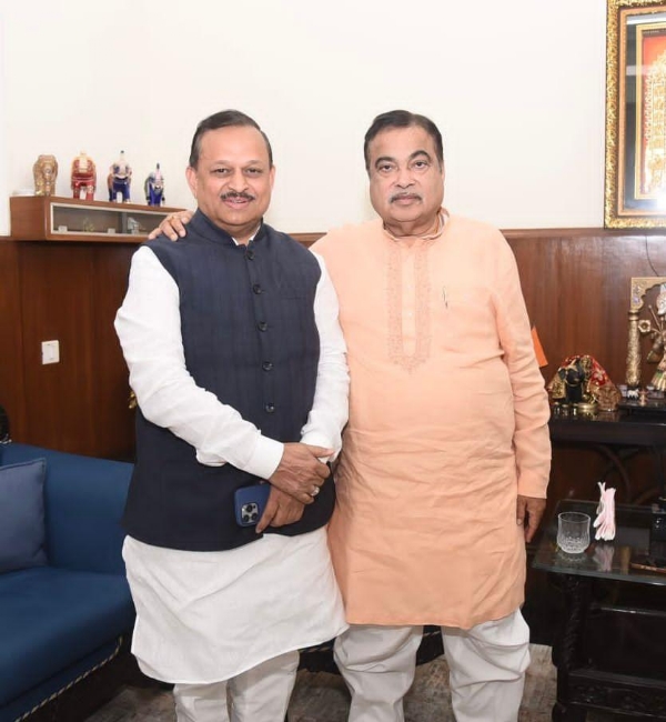 केंद्रीय सड़क परिवहन एवं राजमार्ग मंत्री नितिन गडकरी के साथ कानपुर सांसद रमेश अवस्थी