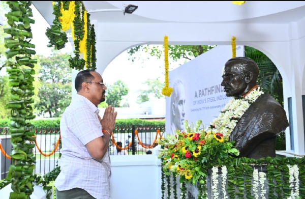 श्रद्धांजलि देते संदीप कुमार — उपाध्यक्ष (रॉ मटेरियल्स), टाटा स्टील  शैलेश कुमार सिंह — उपाध्यक्ष, टाटा वर्कर्स यूनियन