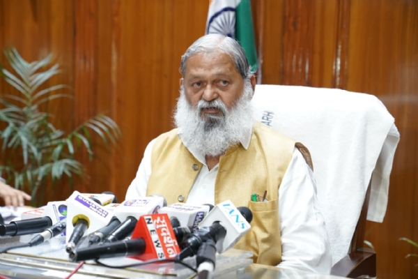 हरियाणा के परिवहन मंत्री अनिल विज पत्रकाराें से बातचीत करते हुए