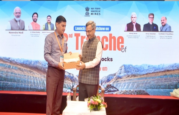 चूना पत्थर के 12 ब्लॉक की ई-नीलामी का दूसरा चरण शुरू करते खान सचिव पीयूष गोयल