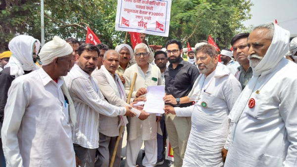 मांगों को लेकर ज्ञापन सौंपते हुए श्रमिक।