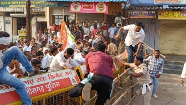 कांग्रेस कार्यकर्ता जनहित के मुद्दों को लेकर प्रदर्शन करते हुए