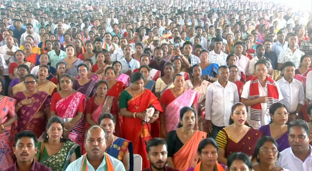 असमः शपथ ग्रहण समारोह में उपस्थित लोग असमः शपथ ग्रहण समारोह में उपस्थित लोग