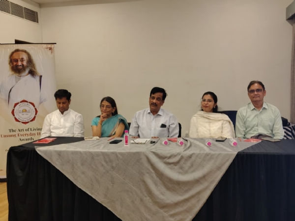 गुरुदेव श्रीश्री रविशंकर के जन्मोत्सव पर जयपुर में आध्यात्मिक और सामाजिक गतिविधियों की रहेगी धूम गुरुदेव श्रीश्री रविशंकर के जन्मोत्सव पर जयपुर में आध्यात्मिक और सामाजिक गतिविधियों की रहेगी धूम