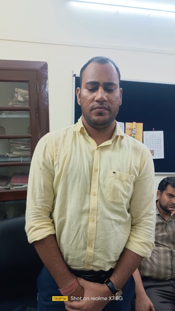 राज्य बीमा एवं प्रावधायी निधि विभाग का वरिष्ठ सहायक एक लाख रुपये रिश्वत लेते गिरफ्तार