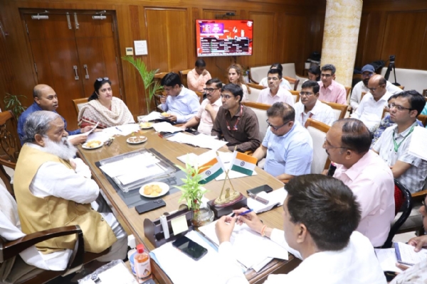 हरियाणा के श्रम मंत्री अनिल विज अधिकारियों की बैठक लेते हुए