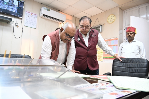 निरीक्षण के दौरान जिलाधिकारी जितेंद्र प्रताप सिंह