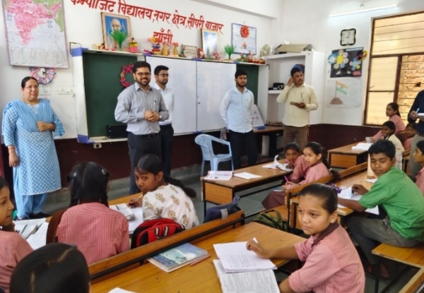 बच्चों को पढ़ाते जिलाधिकारी