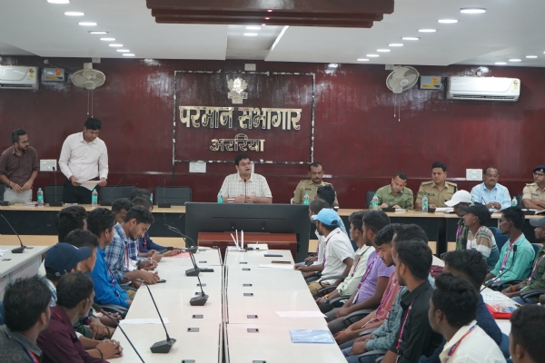 अररिया फोटो:डीएम एसपी स्वयंसेवकों के साथ बैठक करते