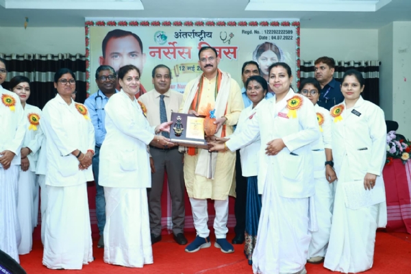 अंतर्राष्ट्रीय नर्सेस दिवस पर आयोजित विशेष कार्यक्रम में स्वास्थ्य मंत्री श्याम बिहारी जायसवाल मौजूद
