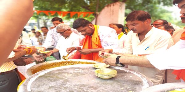 प्रसाद वितरण करते डॉक्टर कृष्ण गोपाल प्रसाद वितरण करते डॉक्टर कृष्ण गोपाल