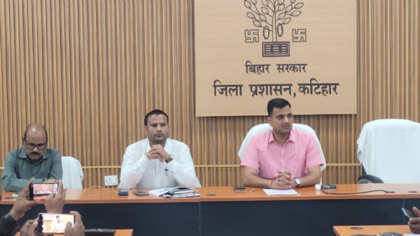 जानकारी देते हुए डीएम