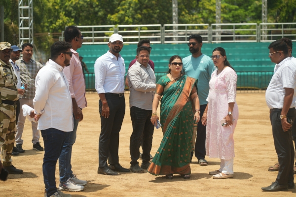 ठाणे के बदलापुर में बुधवार से राज्य स्तरीय बॉलीबॉल टूर्नामेंट से पहले मैदान का निरीक्षण