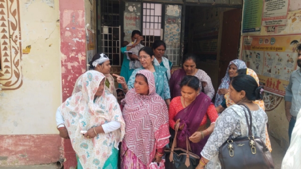 फोटो-कार्यालय में बरामदे का प्लास्टर गिरने से घायल होकर बाहर भागती कर्मचारी