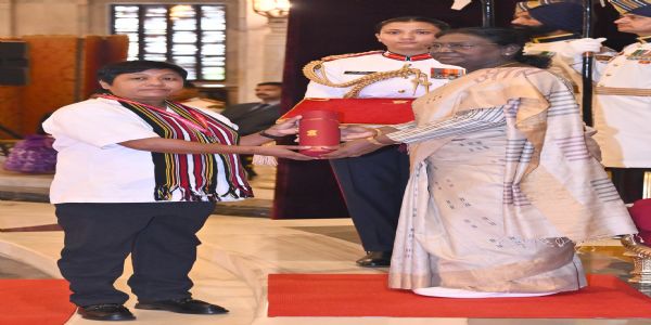 राष्ट्रपति द्रौपदी मुर्मु मंगलवार को राष्ट्रपति भवन में आयोजित समारोह में वर्ष 2026 के लिए राष्ट्रीय फ्लोरेंस नाइटिंगेल पुरस्कार प्रदान करते हुए राष्ट्रपति द्रौपदी मुर्मु मंगलवार को राष्ट्रपति भवन में आयोजित समारोह में वर्ष 2026 के लिए राष्ट्रीय फ्लोरेंस नाइटिंगेल पुरस्कार प्रदान करते हुए