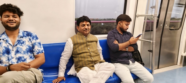मेट्रो में सफर करते मंत्री कपिल देव अग्रवाल