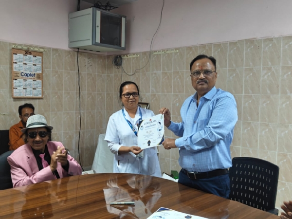 सम्मानित करते सिविल सर्जन सहित अन्य की तस्वीर