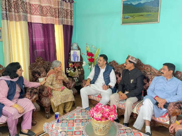 मंडी में चुनावी रणनीति के तहत विक्रमादित्य सिंह।