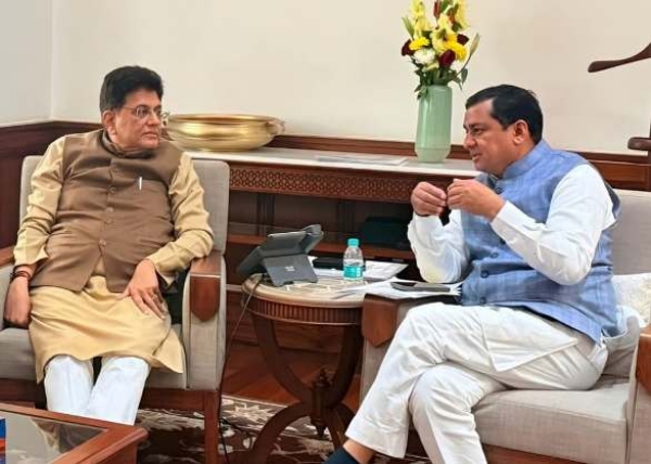 केंद्रीय वाणिज्य मंत्री से चर्चा करते बलूनी।