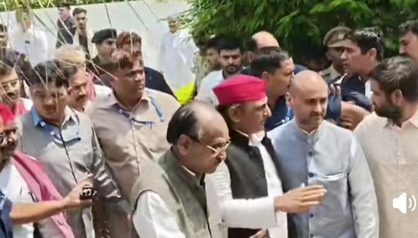प्रयागराज की पूर्व सांसद डॉ रीता बहुगुणा जोशी के आवास पर पहुंचे सपा मुखिया अखिलेश यादव