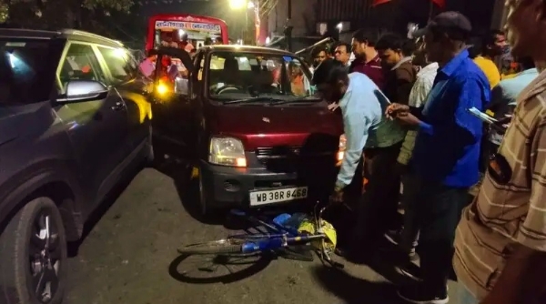 कार के नीचे फैंसी साइकिल को निकलते पब्लिक