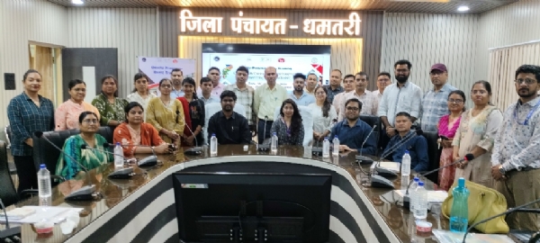 जिला पंचायत के सभाकक्ष में आयोजित प्रशिक्षण कार्यक्रम में उपस्थित एमडी साइकेट्रिक विशेषज्ञ डा. सना उस्मानी सहित अन्य कर्मचारी।
