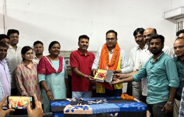 विदाई समारोह में शामिल लोग
