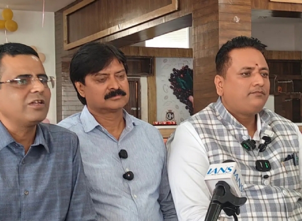 पत्रकार वार्ता को सम्बोधित करते हुए सांसद अनुराग शर्मा।