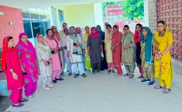 पेयजल तंगी से दुखी महिलाएं प्रदर्शन करते हुए।