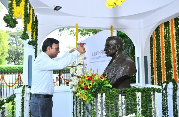 श्रद्धांजलि देते संदीप कुमार — उपाध्यक्ष (रॉ मटेरियल्स), टाटा स्टील  शैलेश कुमार सिंह — उपाध्यक्ष, टाटा वर्कर्स यूनियन