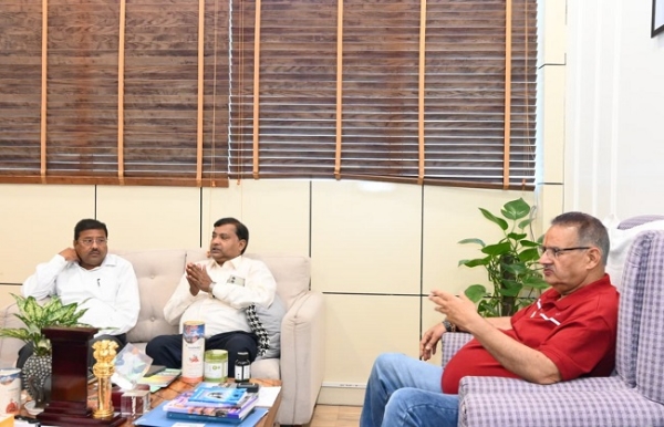 कैंप कार्यालय में कृषि एवं उद्यान विभाग के अधिकारियों के साथ कृषि मंत्री गणेश जोशी बैठक करते हुए।