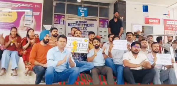 GMC Kathua observes Black Day on International Nursing Day, health workers intensify protest demanding service rules