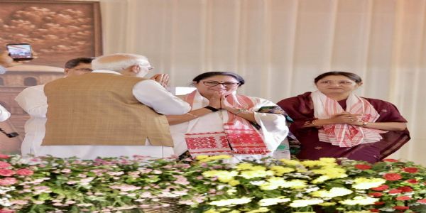 गुवाहाटी में  मंगलवार को आयोजित असम के मुख्यमंत्री शपथ ग्रहण समारोह के दौरान प्रधानमंत्री नरेन्द्र मोदी का अभिवंदन  करती  दिल्ली की मुख्यमंत्री रेखा गुप्ता