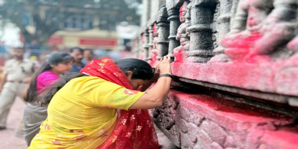 असम स्थित मां कामाख्या देवी के मंगलवार को दर्शन करती दिल्ली की मुख्यमंत्री रेखा गुप्ता असम स्थित मां कामाख्या देवी के मंगलवार को दर्शन करती दिल्ली की मुख्यमंत्री रेखा गुप्ता