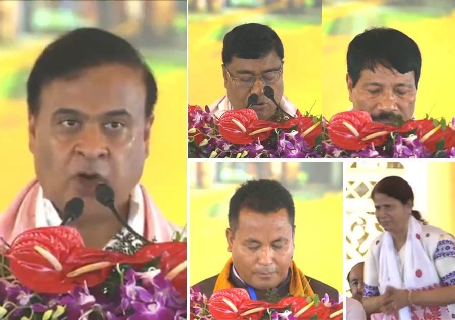 असमः गुवाहाटी के खानापाड़ा पशु चिकित्सा महाविद्यालय के खेल मैदान में आयोजित समारोह में पद एवं गोपनियता का शपथ पाठ करते मुख्यमंत्री डॉ. हिमंत बिस्व सरमा एवं मंत्रिमंडल के सहयोगी। असमः गुवाहाटी के खानापाड़ा पशु चिकित्सा महाविद्यालय के खेल मैदान में आयोजित समारोह में पद एवं गोपनियता का शपथ पाठ करते मुख्यमंत्री डॉ. हिमंत बिस्व सरमा एवं मंत्रिमंडल के सहयोगी।