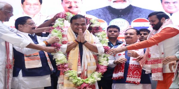 मुख्यमंत्री पद के लिए नामित होने के बाद डॉ हिमंत बिस्व सरमा।