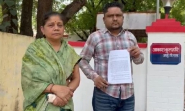 आईजी को ज्ञापन देने पहुंचे पीड़ित