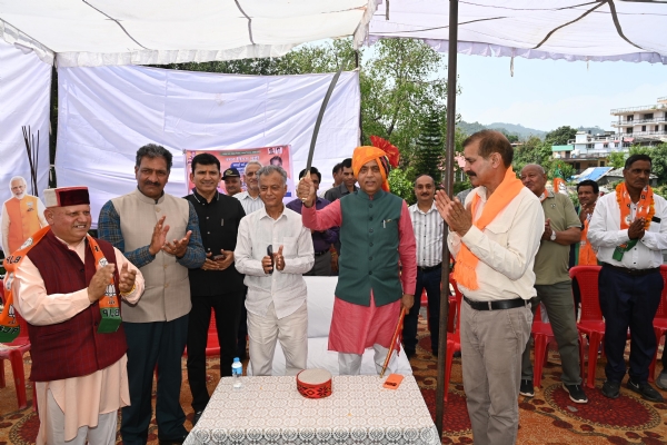 जयराम ठाकुर चुनाव प्रचार के दौरान।