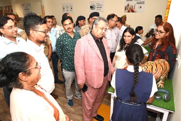 बच्चों से संवाद करते प्रमुख सचिव बच्चों से संवाद करते प्रमुख सचिव